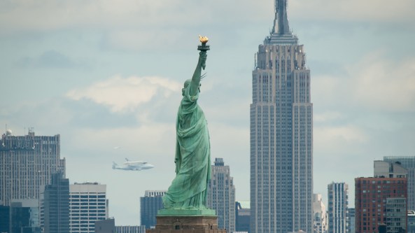 El Enterprise sobre la estatua de la Libertad, Nueva York