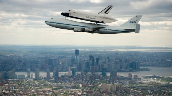 El transbordador Enterprise sobre un 747 modificado