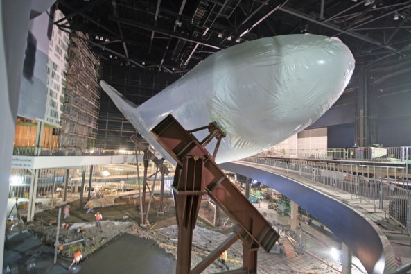 El Atlantis ya montado en su pedestal