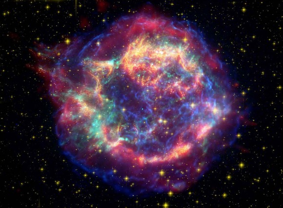 Imagen compuesta de los remanentes de la supernova Cassiopea-A donde fueron identificados materiales como los silicatos.